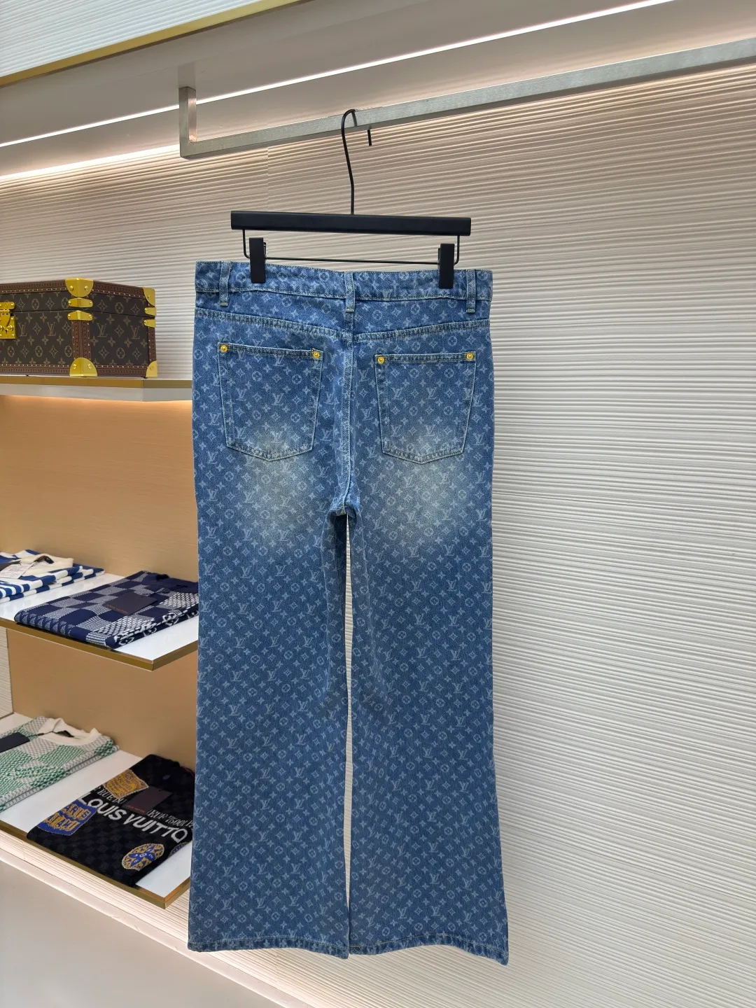 LOUIS VUITTON full-print flare jeans ●Authentic product: Purchased and developed by 19100 ●Item number: 1680090-B20 ●Fabric: denim fabric ●Technology: washed production ●Version: fitted version ●Weight: about 835 grams ●Size: 36-38-40-42 ●Description: Customized blue shadow encrypted cotton classic pattern denim, as moist as cotton, comfortable and skin-friendly, indigo elegance With a retro charm and modern fashion sense, the iconic Monogram pattern is laid out on it. Every part tells the glorious history and fashion heritage of Louis Vuitton, and its leisurely flared silhouette is the soul of these pants. It exudes a sense of high-end from the inside out. It is a stunning piece in the fashion feast. The overall wiring is straight and delicate, the fabric is comfortable and soft, and the color is consistent without color difference. It can be matched with the same style to create a fashionable look and control various occasions. Customized accessories, complete with three standards, same style for men and women!